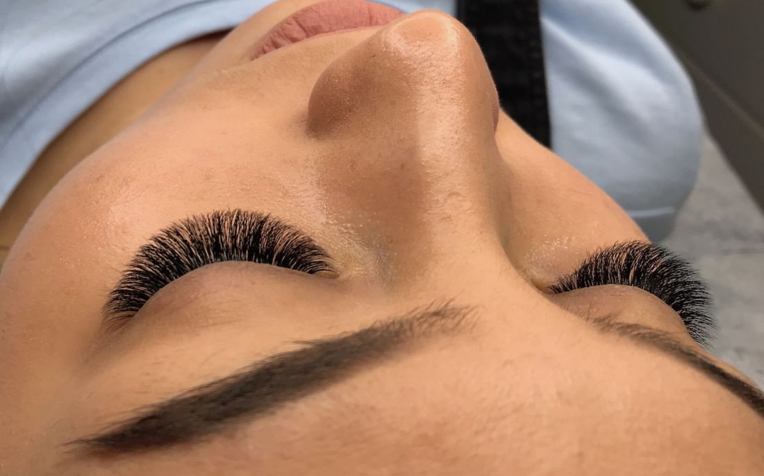 Lifting rzęs a przedłużanie — co wybrać?